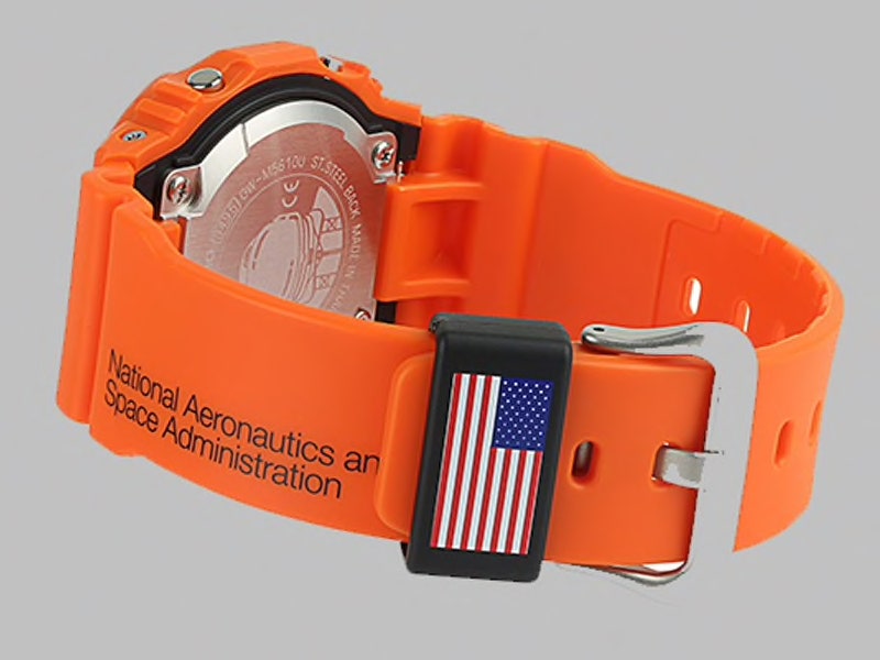Nuevo reloj GShock GWM5610NAS en color naranja con bandera de Estados Unidos y emblema de la NASA