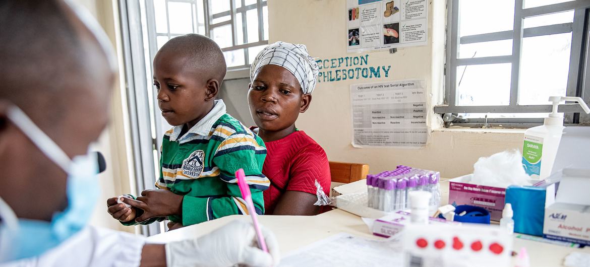 Una madre y su hijo de nueve años, ambos seropositivos, en una clínica de Mubende, Uganda.