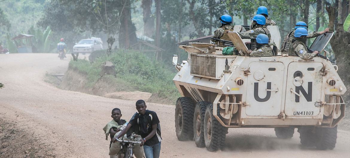 Las fuerzas de mantenimiento de la paz de la ONU patrullan Butembo, en la provincia de Kivu del Norte, República Democrática del Congo, para garantizar la seguridad de las comunidades locales.