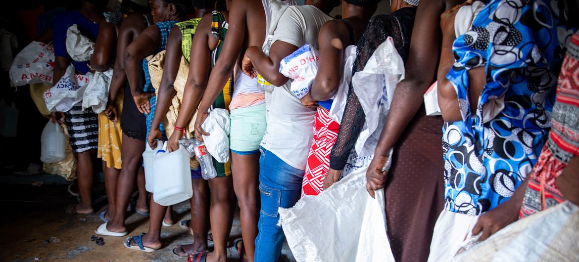 Residentes de Cité Soleil, en Port-au-Prince, Haití, hacen fila para recibir suministros humanitarios.