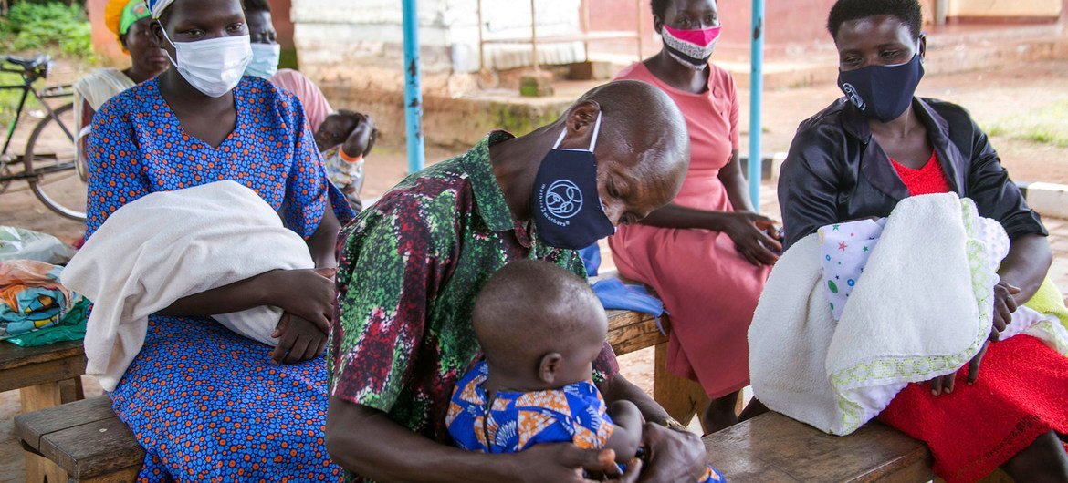 Padres seropositivos en una sesión de apoyo en una clínica en el distrito Kamuli de Uganda.