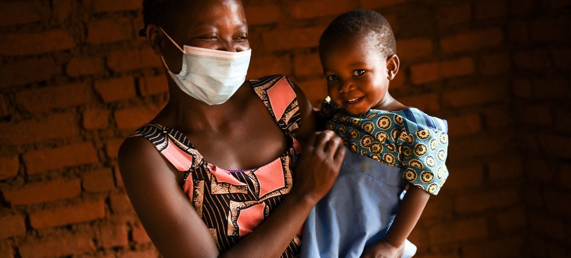 UNICEF ofrece apoyo a madres adolescentes con VIH en el parto para que tengan bebés sanos. 
