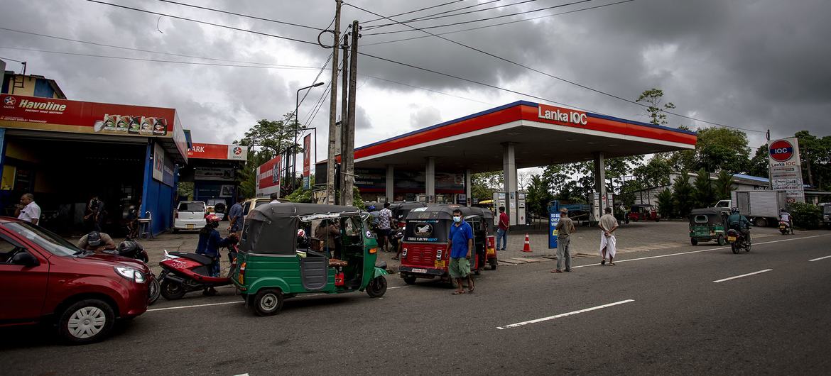 Sri Lanka se enfrenta a una increíble escasez de combustible a medida que la nación se ve sacudida por la agitación económica.