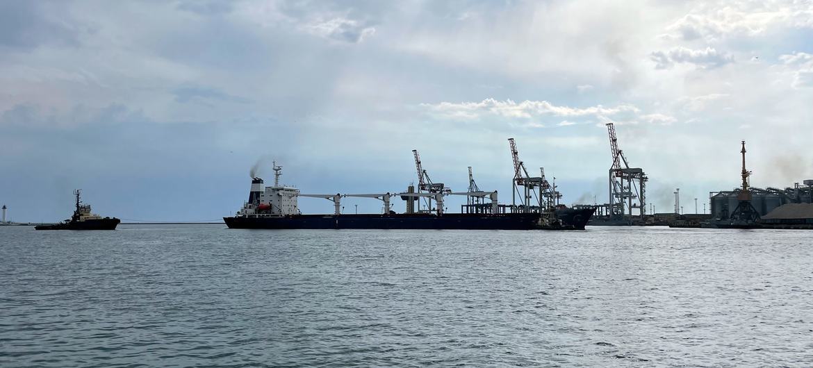 El buque mercante Razoni sale del puerto de Odessa hacia Trípoli, Líbano, gracias a la Iniciativa de Exportación de Granos del Mar Negro.