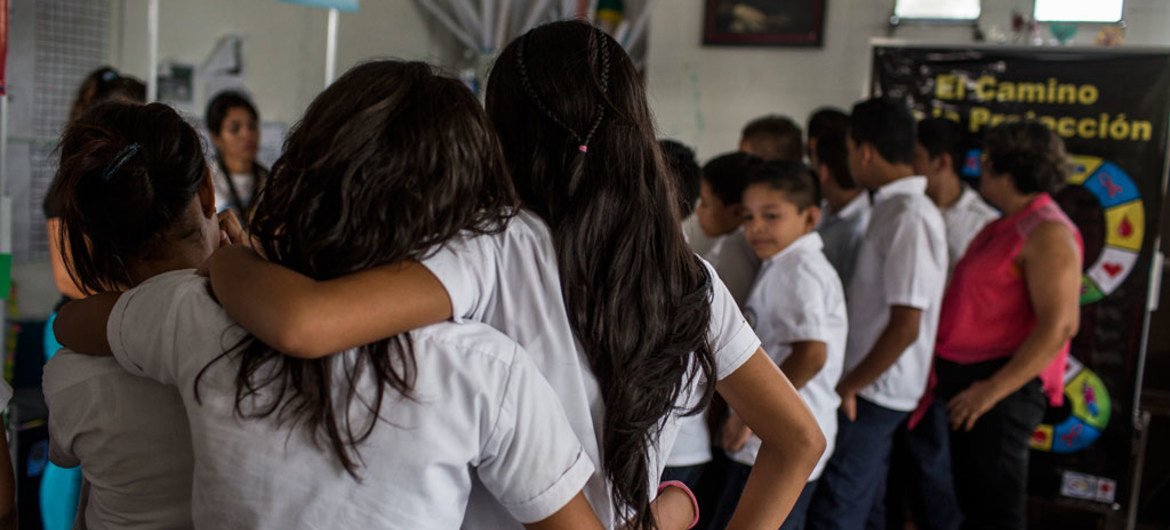 Un grupo de adolescentes participa en un taller de salud sexual y reproductiva en una escuela de San Antonio Las Vegas, una comunidad vulnerable ubicada en las afueras de la capital salvadoreña.  Foto: UNICEF/Adriana Zehbrauskas