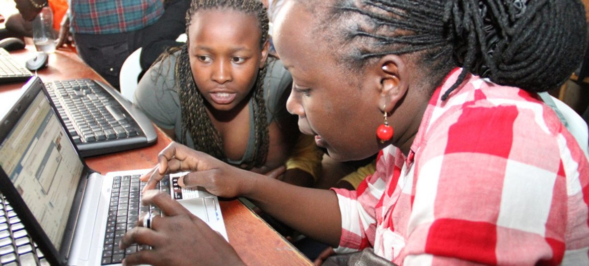 Niños y niñas comparten sus pensamientos sobre su futuro a través de las redes sociales en un centro juvenil en Nairobi, Kenia.  Foto: UNFPA/Roar Bakke Sorensen
