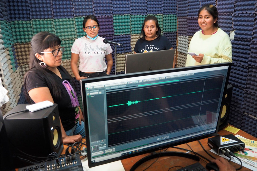A través de la radio, Miriam difunde información sobre derechos humanos e involucra a los jóvenes de la comunidad. 