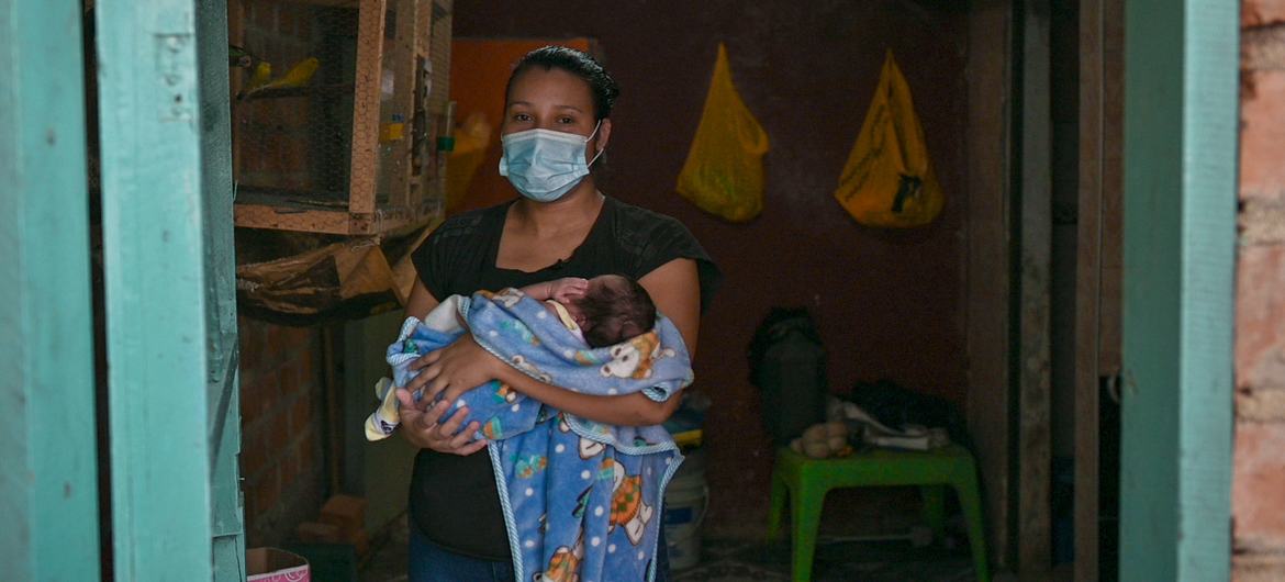 Una mujer indígena con su hijo en Nariño (Colombia).  En América Latina, los pueblos indígenas se encuentran entre la población más pobre.