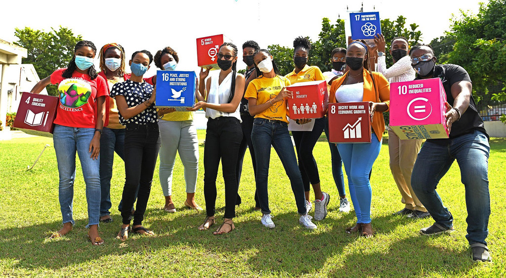 Un grupo de jóvenes asiste a una cumbre de jóvenes en Jamaica.