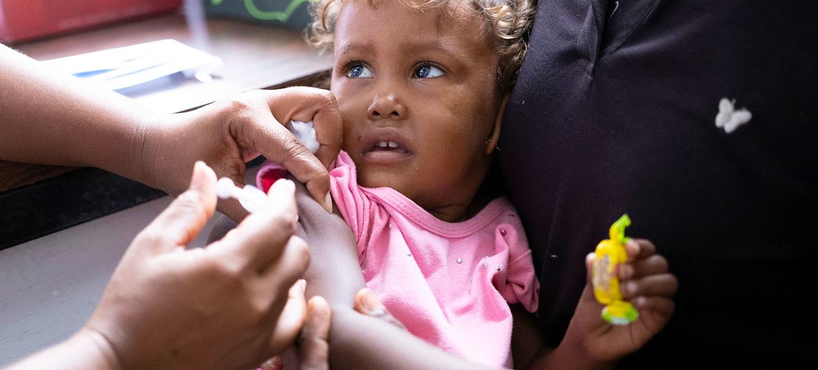 Una niña recibe una vacuna contra la hepatitis B durante una campaña de inmunización en Venezuela