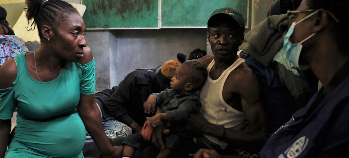 (ARCHIVO) En 2022, la ONU ayudó a buscar refugio para personas desplazadas por la violencia en Puerto Príncipe