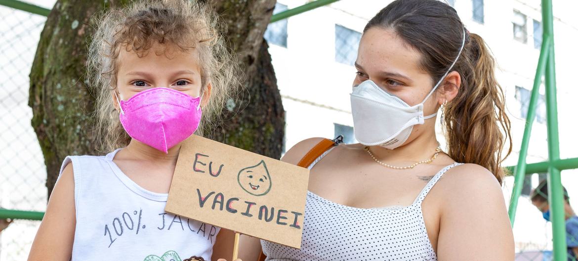 Niños de 5 a 11 años están siendo vacunados contra el COVID-19 en Brasil.