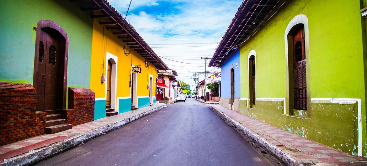 Una calle con casas coloridas en el departamento de León, en Nicaragua.