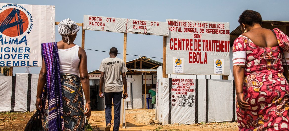 Familiares visitan a pacientes en un centro para enfermos de ébola en RD Congo