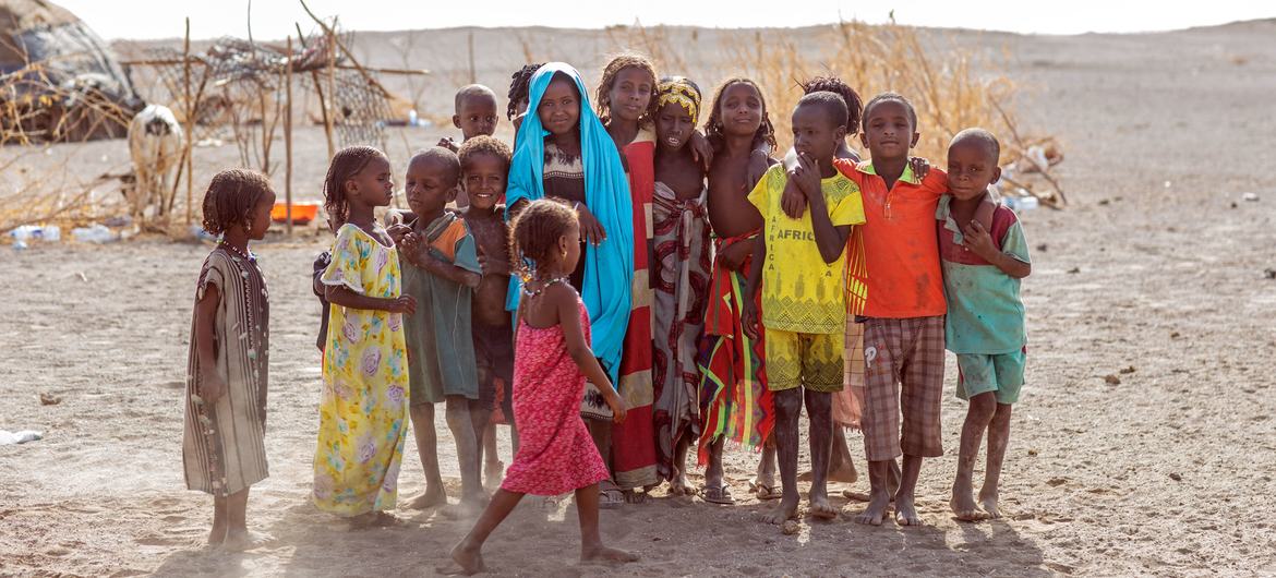 Niños desplazados por el conflicto y la sequía posan para una foto en Semera, región de Afar, Etiopía.