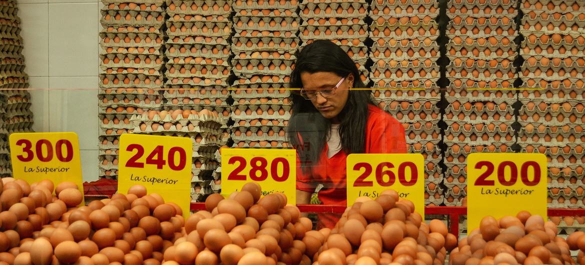 Una mujer vende huevos en un puesto del mercado de alimentos en Medellín, Colombia.