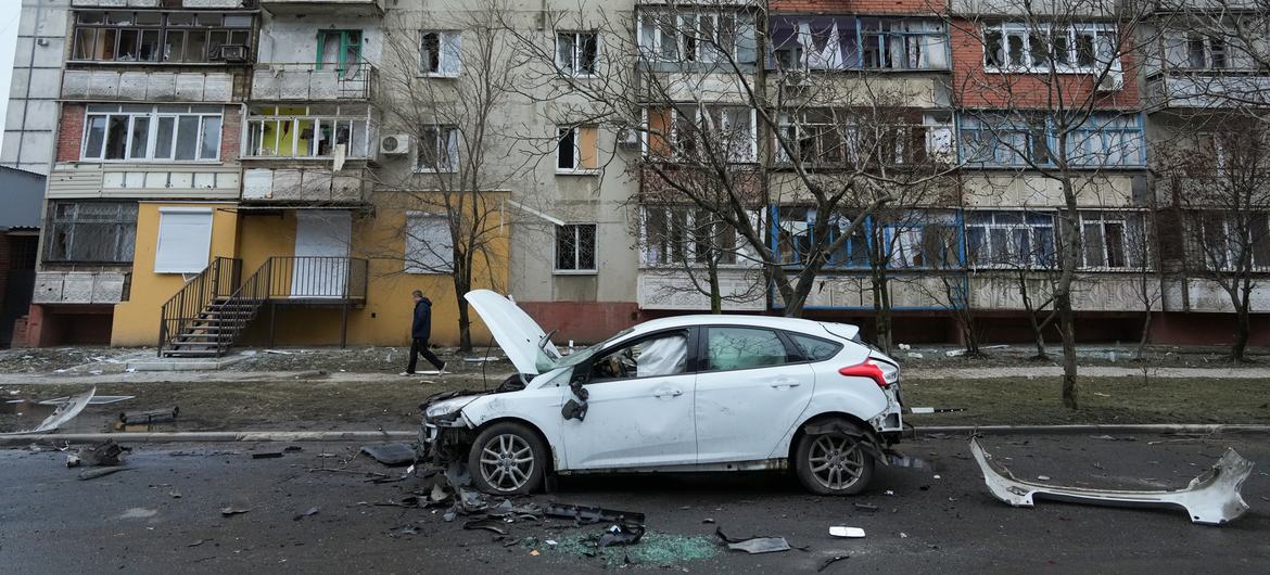 Daños causados ​​por los bombardeos sobre Mariupol en el sureste de Ucrania.