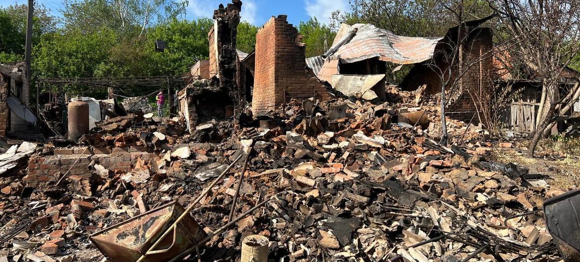 Infraestructura crítica y áreas residenciales gravemente dañadas en la región nororiental de Ucrania tras la invasión rusa de 2022.