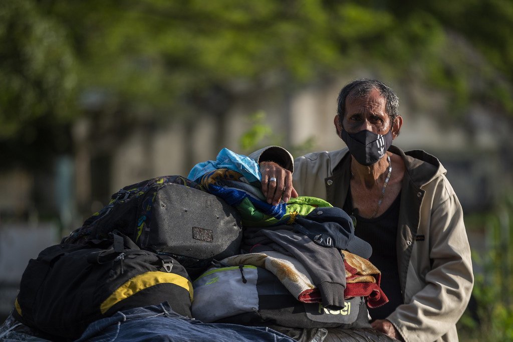 Este migrante venezolano se vio obligado a dejar atrás su país y lleva consigo todas sus pertenencias en busca de una vida mejor. 
