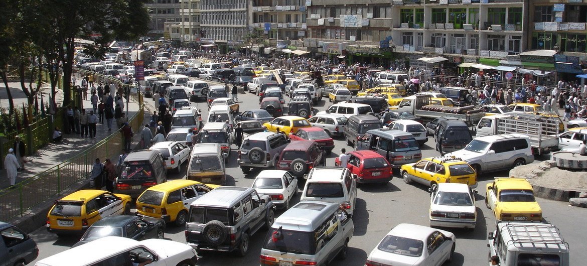 Tráfico en Kabul, Afganistán.