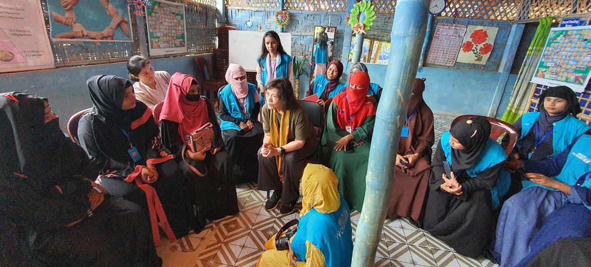 Noeleen Heyzer, Enviada Especial del Secretario General de la ONU para Myanmar, visita un centro polivalente para mujeres en un campo de refugiados en Bangladesh