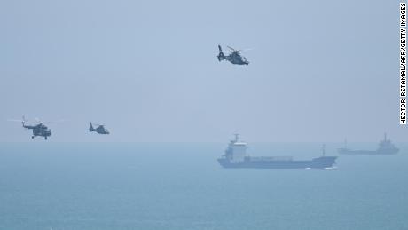 Helicópteros militares chinos sobrevuelan la isla de Pingtan, uno de los puntos más cercanos de China continental a Taiwán el 4 de agosto de 2022.
