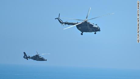 Helicópteros militares chinos sobrevuelan la isla de Pingtan en la provincia de Fujian el 4 de agosto.