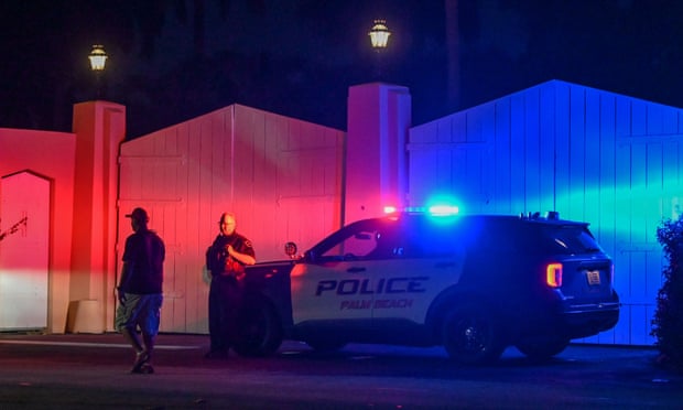 Un coche de policía afuera de la residencia de Donald Trump en Mar-A-Lago, Florida, ayer.