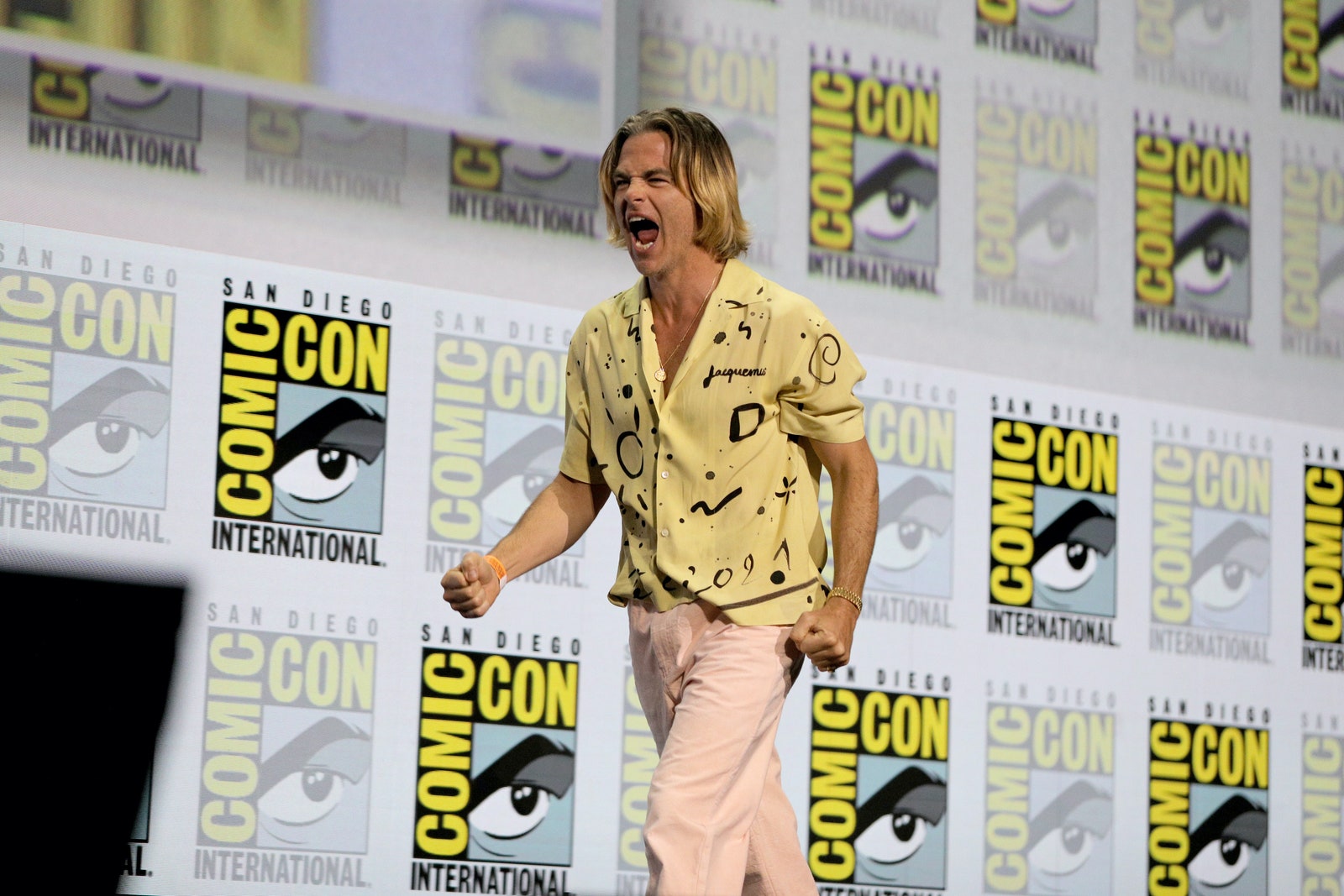 Chris Pine viste camiseta y pantalón rosa en ComicCon 2022