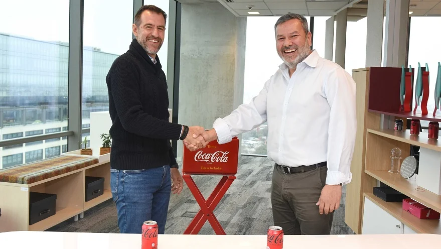 Coca-Cola firma acuerdo para impulsar el empleo juvenil en TI