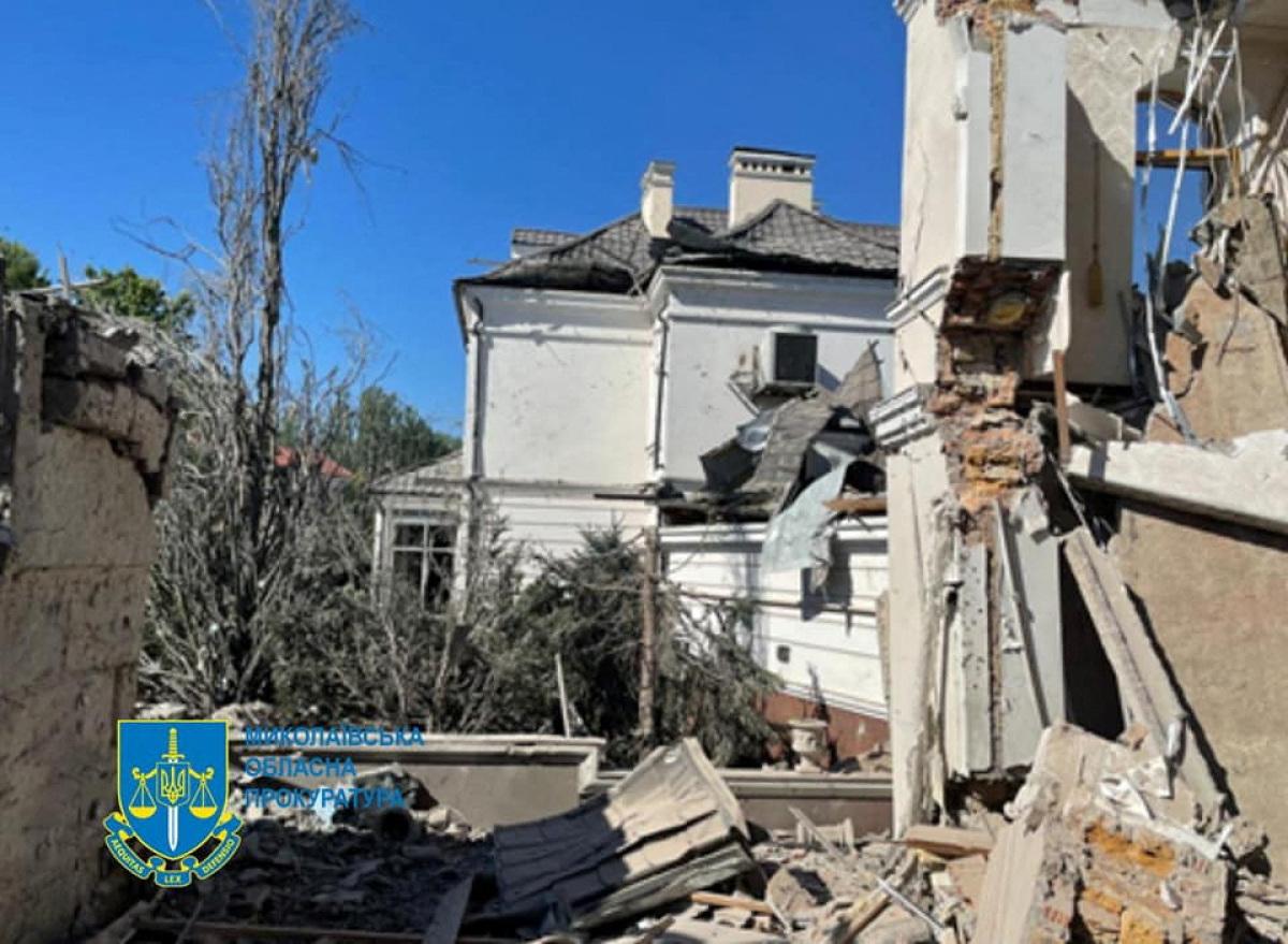 Una vista muestra un edificio destruido, mientras continúa el ataque de Rusia a Ucrania, en Mykolaiv.
