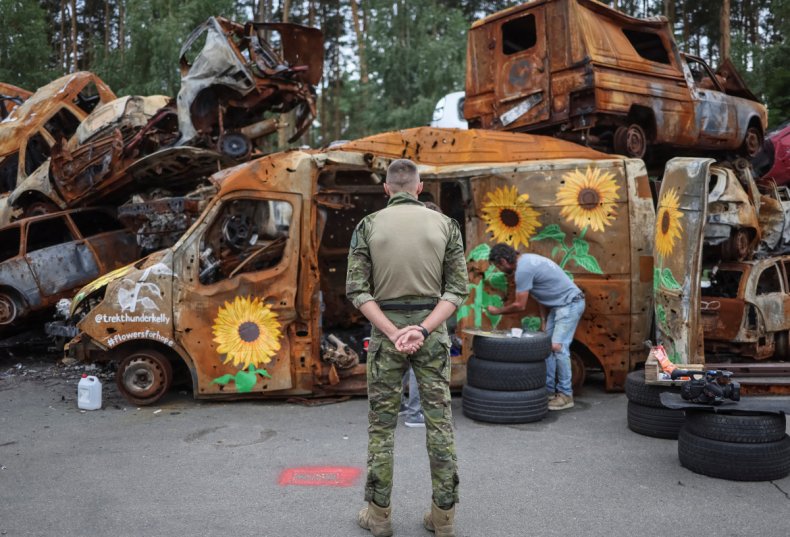 Artistas pintan coches destruidos durante el ataque de Rusia a Ucrania en Irpin