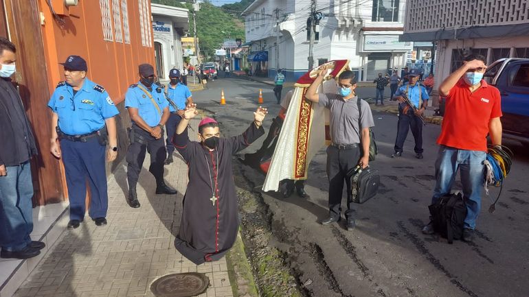 El obispo de la Diócesis de Matagalpa, Monseñor Rolando Álvarez, se arrodilla para rezar a la entrada de la curia episcopal donde la Policía le impidió el ingreso durante varias horas. 