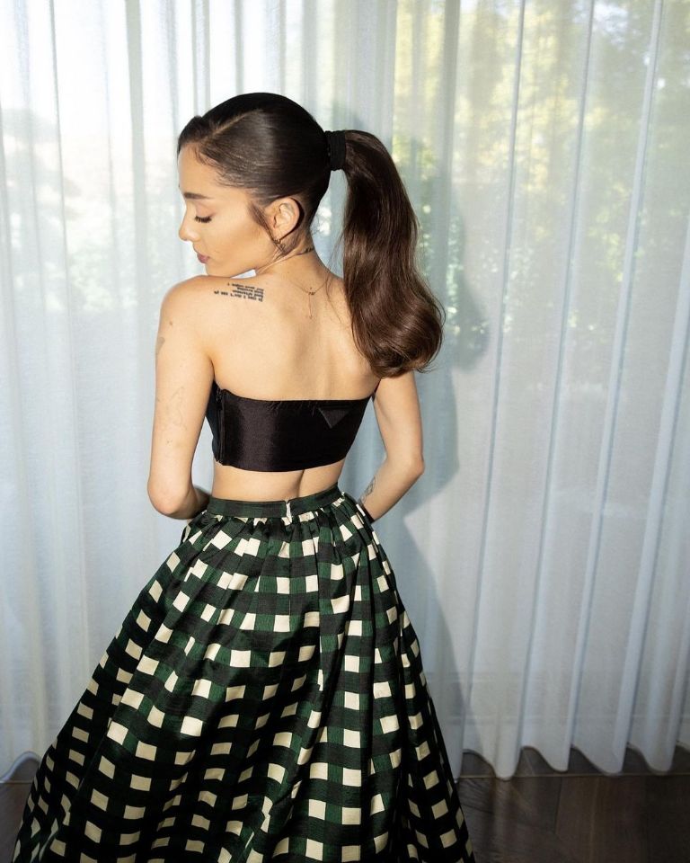 Ariana Grande presume su vestido negro en Instagram