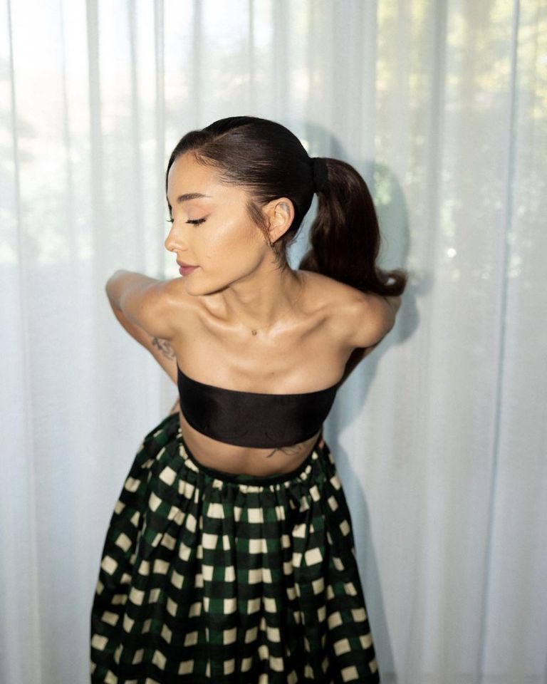 Ariana Grande presume su vestido negro en Instagram