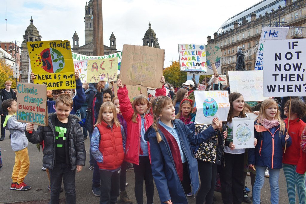 Jóvenes activistas ambientales se manifiestan durante la Conferencia Climática COP26 en Glasgow, Escocia.
