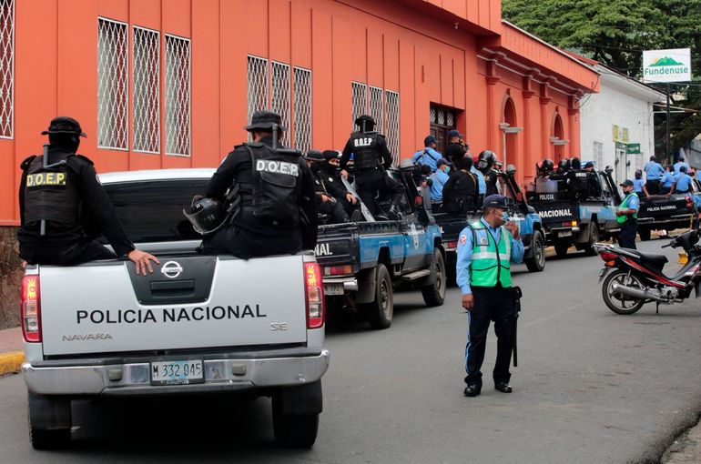 Policías del régimen nicaragüense y policías antidisturbios patrullan frente a la Curia Arzobispal de Matagalpa impidiendo la salida de Monseñor Rolando Álvarez, en Matagalpa, Nicaragua, el 4 de agosto de 2022.