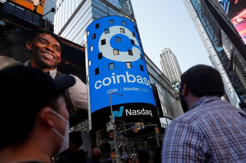 La gente observa cómo se muestra el logotipo de Coinbase Global Inc, el mayor intercambio de criptomonedas de EE. UU., en el jumbotron Nasdaq MarketSite en Times Square en Nueva York, EE. UU., 14 de abril de 2021. 