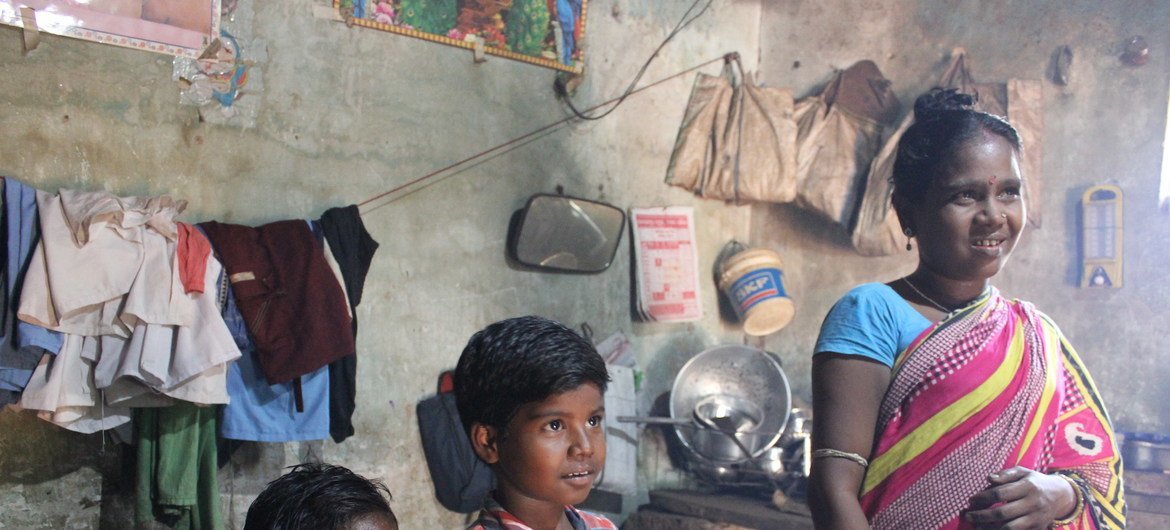 La familia de Rani vive por debajo del umbral de la pobreza y depende de un programa alimentario para ayudar a mejorar la nutrición de los niños.
