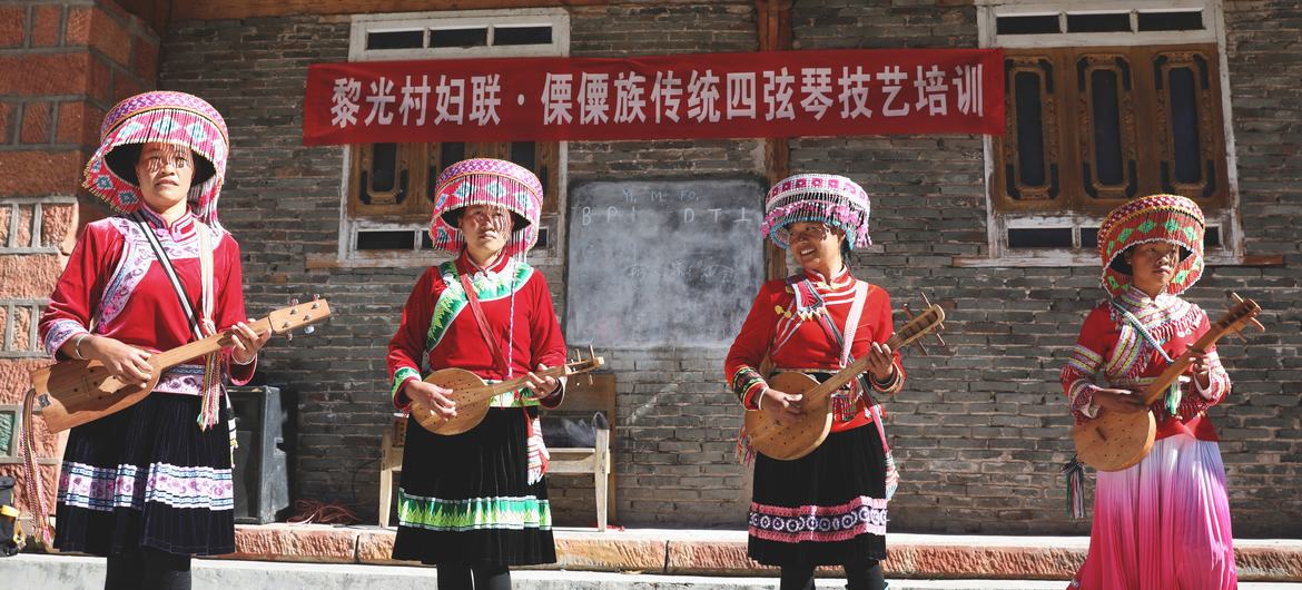 Mujeres de la minoría étnica Lisu, de la provincia china de Yunnan, ataviadas con sus trajes tradicionales.