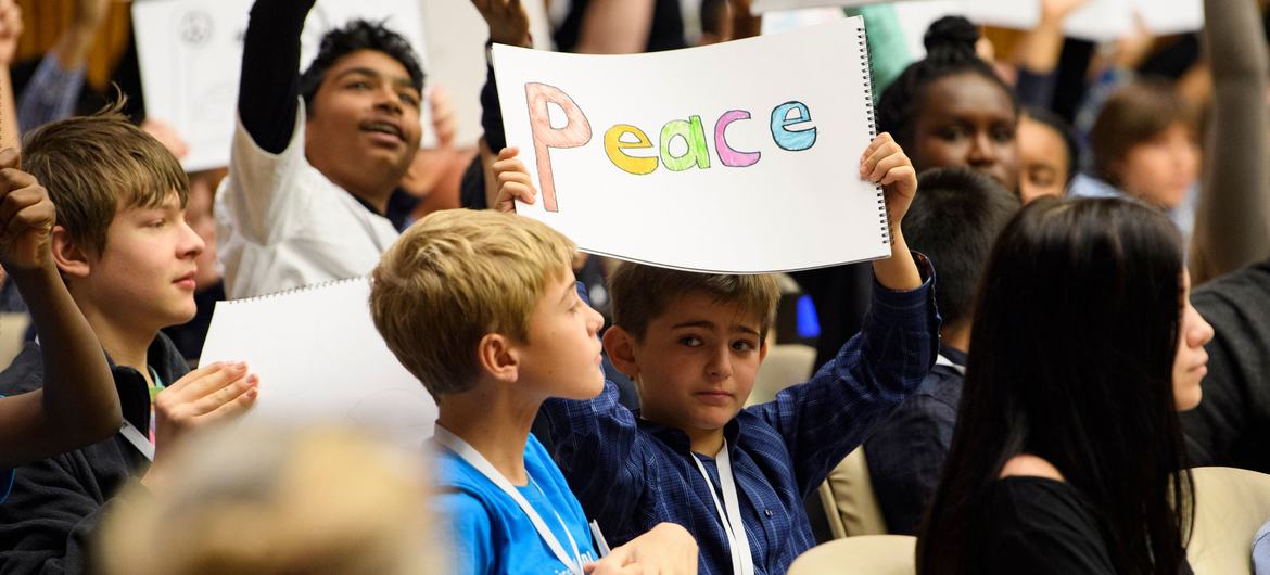 En un evento especial con motivo del Día Universal del Niño, niños de todo el mundo portaron carteles pidiendo paz.