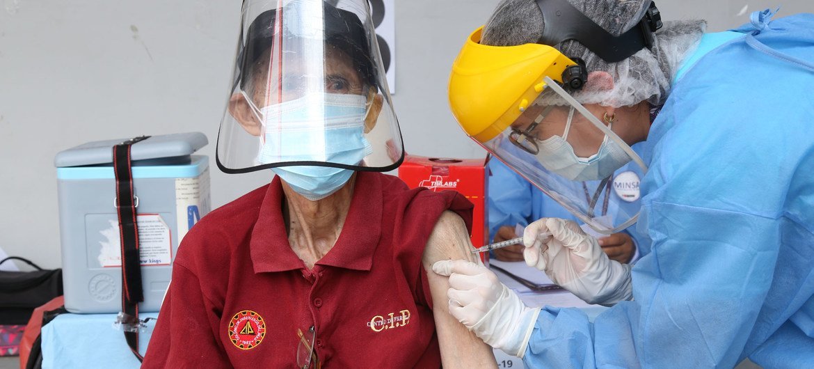 Un hombre mayor recibe la vacuna contra el COVID-19 en Perú.