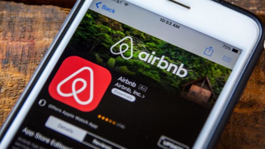 En Airbnb, los gerentes de contratación comienzan pensando en criterios objetivos y atributos imprescindibles para un puesto. 