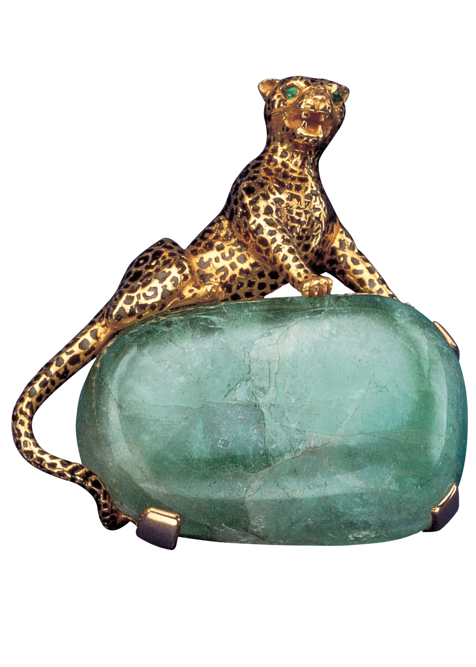La icónica figura de Panthère de Cartier en oro sobre una piedra verde