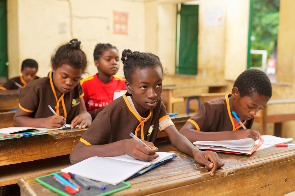 Los alumnos que se benefician de la clase de recuperación en la Escuela Primaria Soanierana, Madagascar, hacen sus ejercicios de matemáticas.