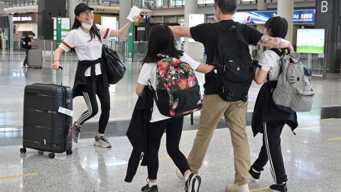 Los familiares se saludan después de llegar al aeropuerto internacional de Hong Kong el 27 de septiembre de 2022.