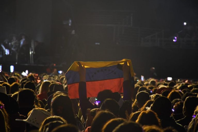 Momento en el que Ana Gabriel saludó al pueblo venezolano en Chile