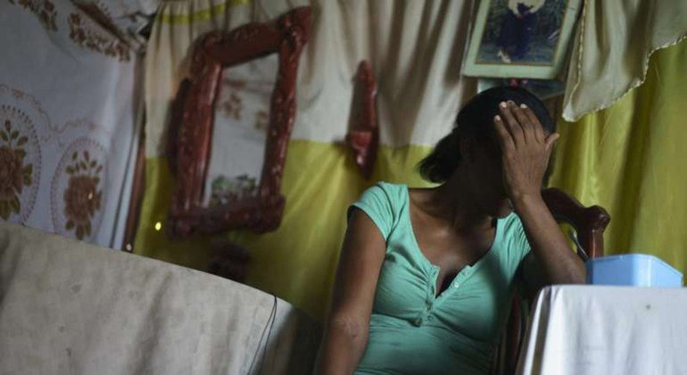 Esta mujer nació en Haití, pero sus ocho hijos nacieron en República Dominicana.  A decenas de miles de personas de ascendencia haitiana nacidas en la República Dominicana se les ha revocado la ciudadanía dominicana, lo que los convierte en apátridas y...