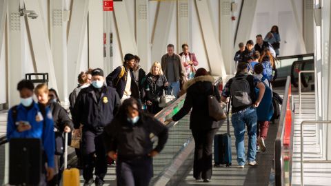 Viajeros en la Terminal 5 del Aeropuerto Internacional John F. Kennedy (JFK) antes del feriado de Acción de Gracias en Nueva York, EE. UU., el miércoles 23 de noviembre de 2022. 