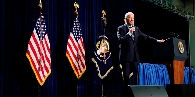 "Me encantan esos letreros cuando entré," Biden dijo. "Socialismo.  Dame un respiro, que idiotas." (Foto AP/Patrick Semansky)